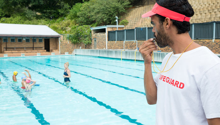 Menor banarse solo piscina comunidad