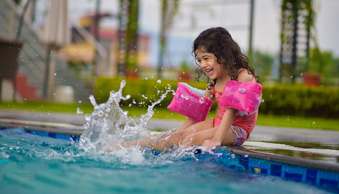 Menor banarse solo piscina comunidad